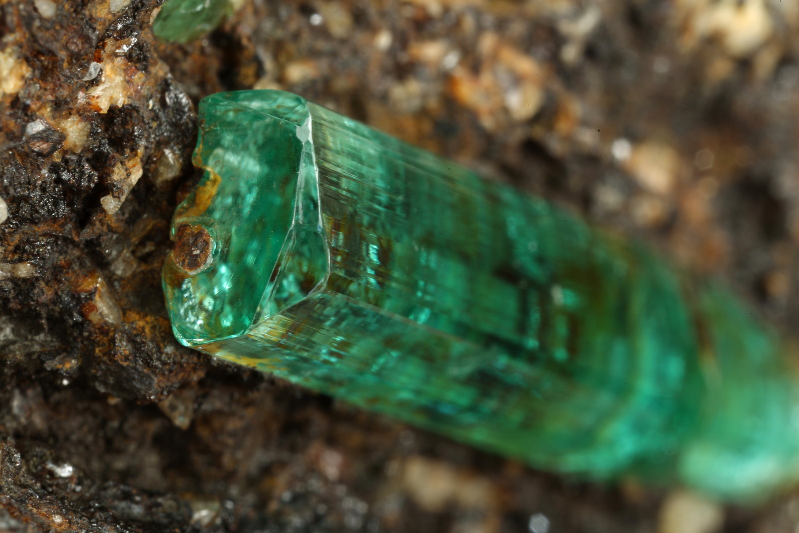 Beryl (variety emerald), Calcite
65x87x77mm, main xl=43mm
(Autor: Fiebre Verde)