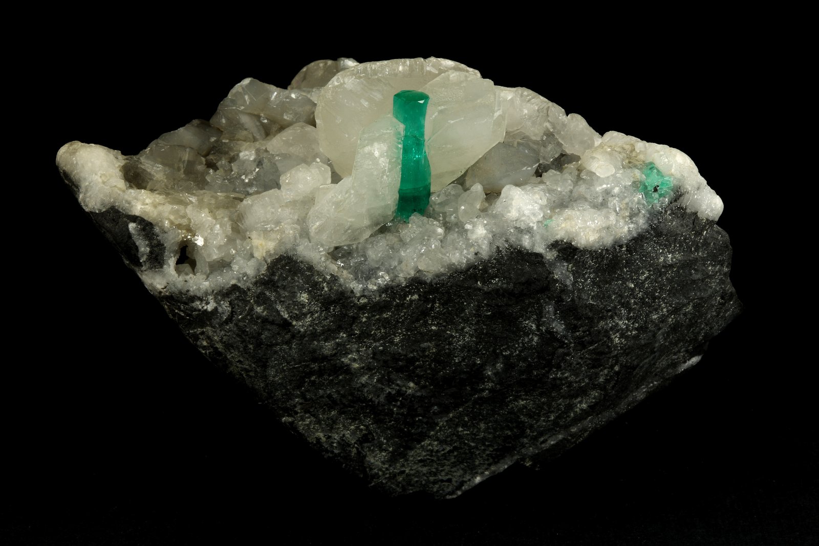Beryl (variety emerald), Calcite
90x60x65mm, xl=16mm
(Autor: Fiebre Verde)