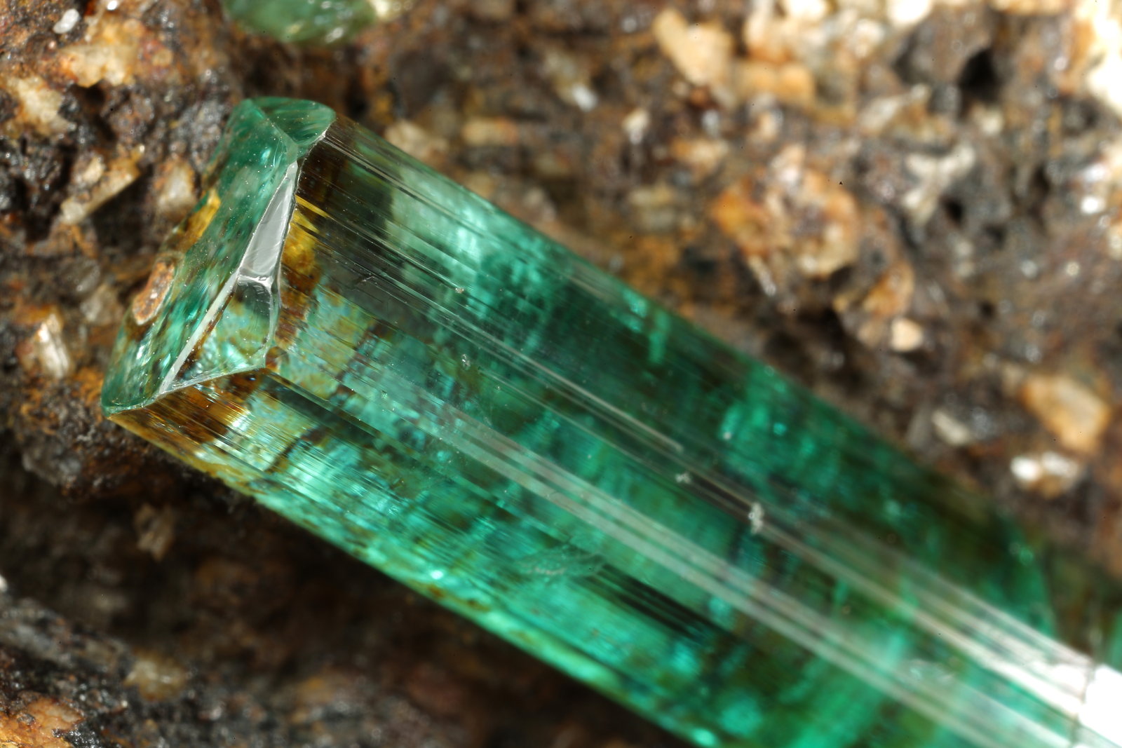Beryl (variety emerald), Calcite
65x87x77mm, main xl=43mm
(Autor: Fiebre Verde)