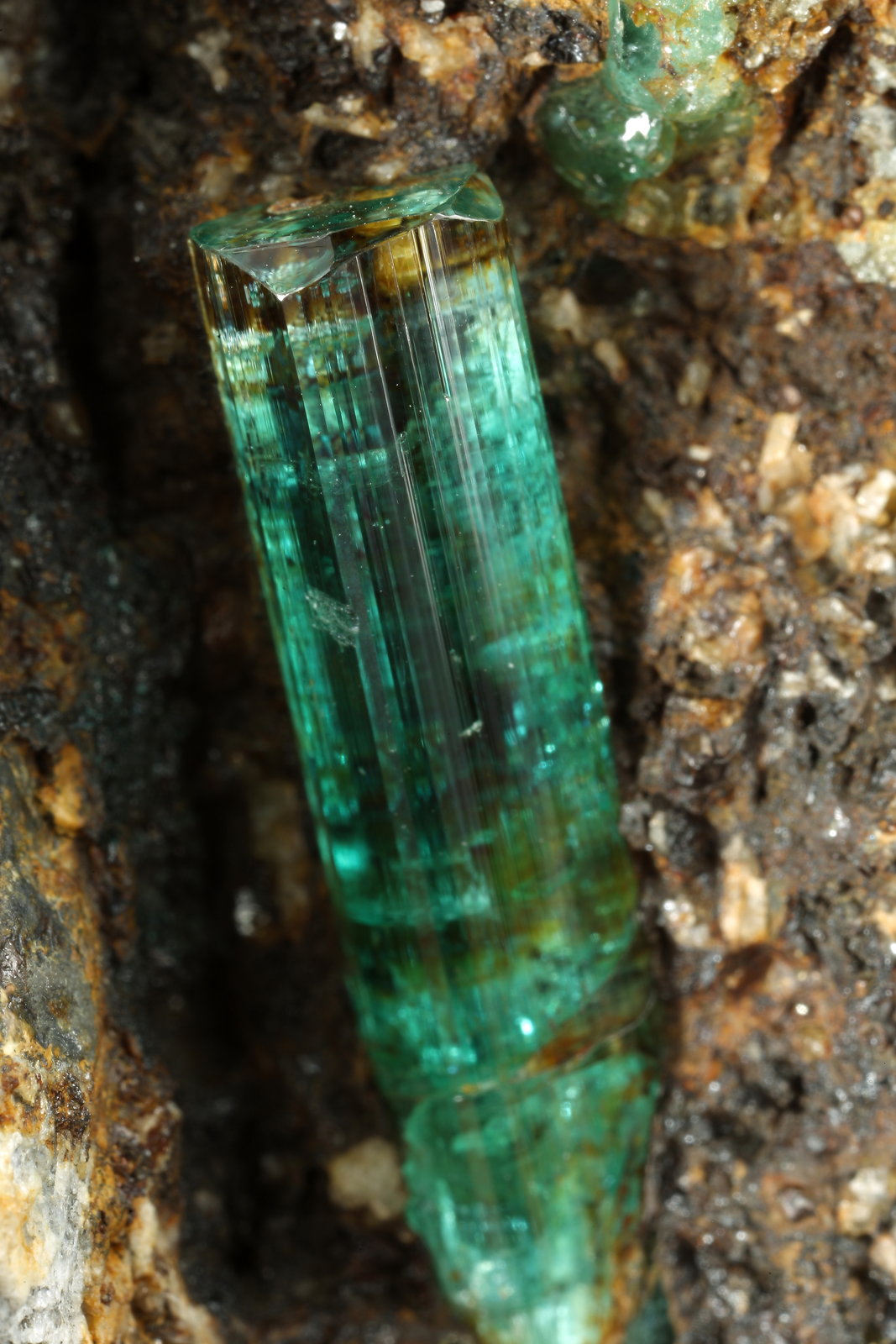 Beryl (variety emerald), Calcite
65x87x77mm, main xl=43mm
(Autor: Fiebre Verde)