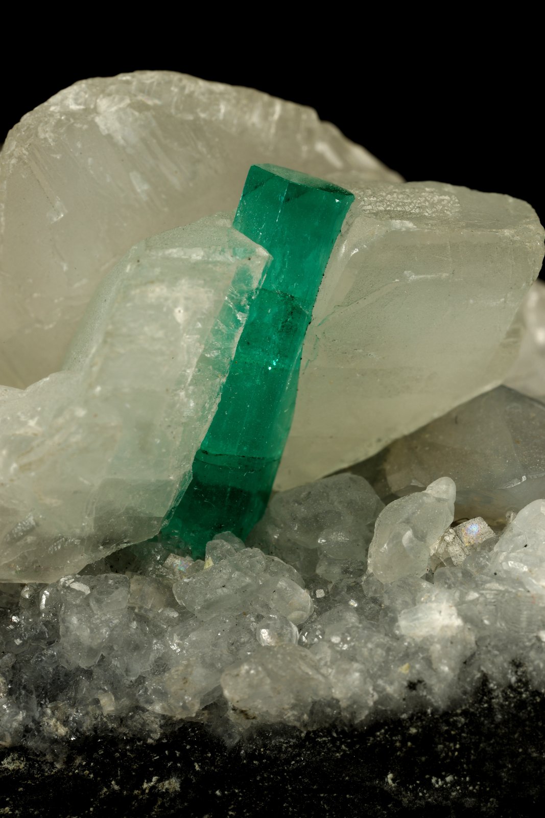 Beryl (variety emerald), Calcite
90x60x65mm, xl=16mm
(Autor: Fiebre Verde)