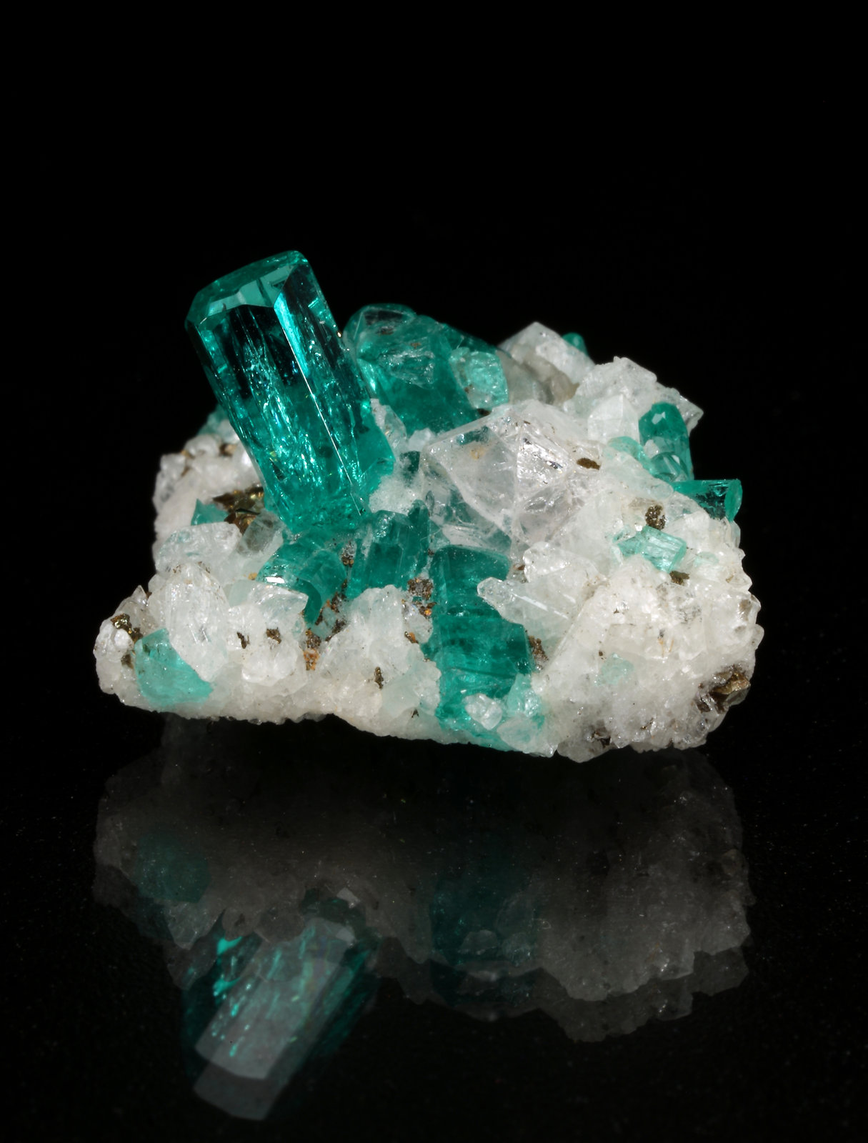 Beryl (variety emerald), Pyrite, Albite (variety cleavelandite)
19mm x 13mm x 20mm, main xl=9mm
(Autor: Fiebre Verde)