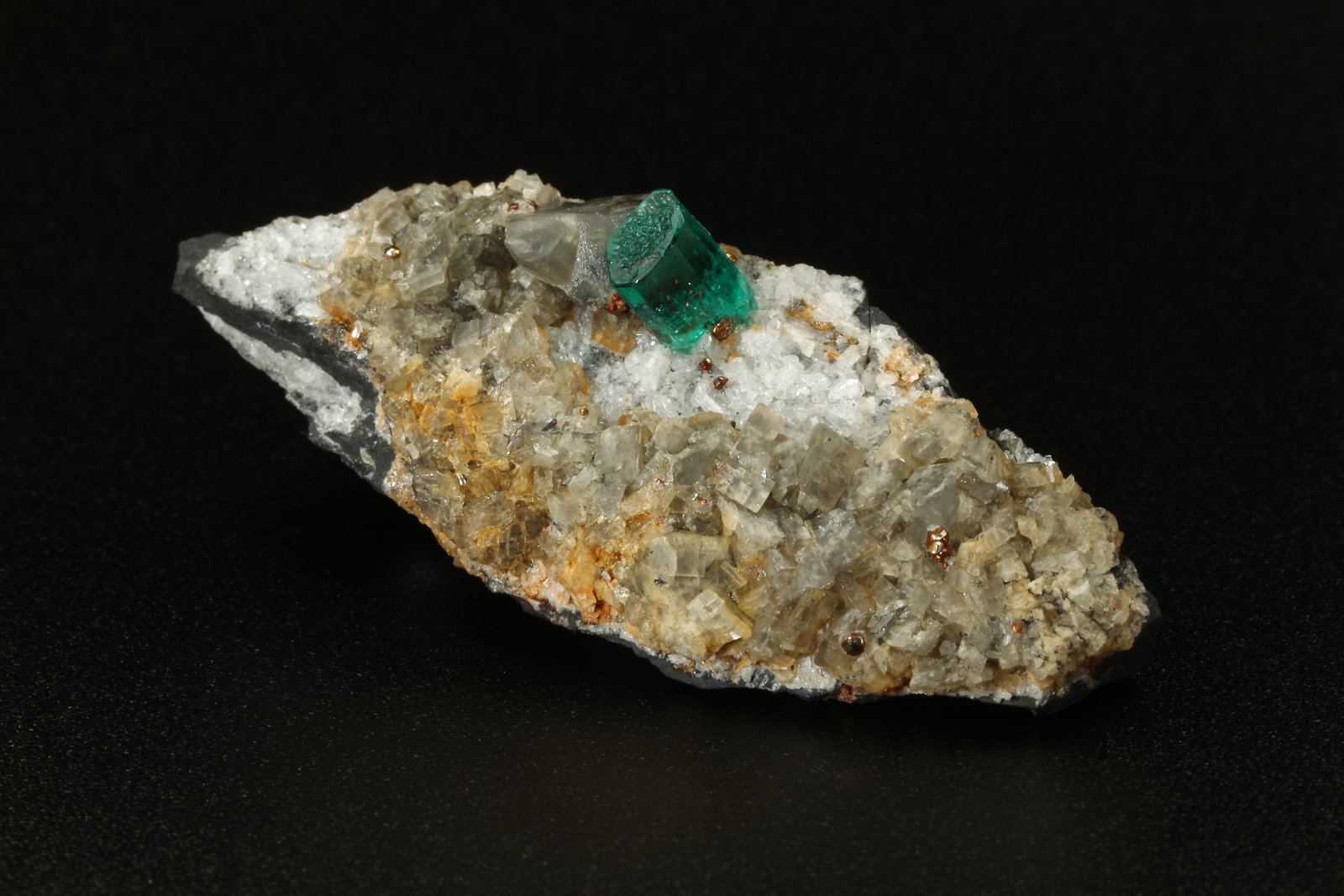 Beryl (variety emerald), Albite (variety cleavelandite), Calcite, Pyrite
51x18x21mm, xl=5mm
(Autor: Fiebre Verde)