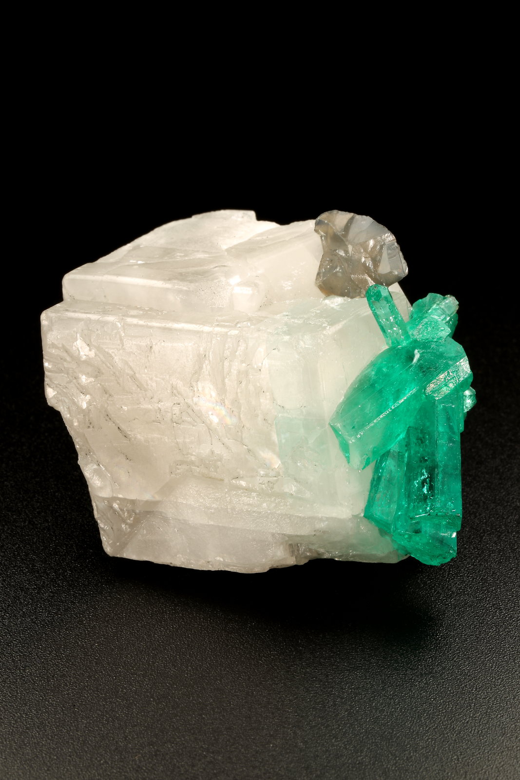 Beryl (variety emerald), Calcite, Dolomite
rhomb size=30x30x30mm, longest xl=18mm
(Autor: Fiebre Verde)