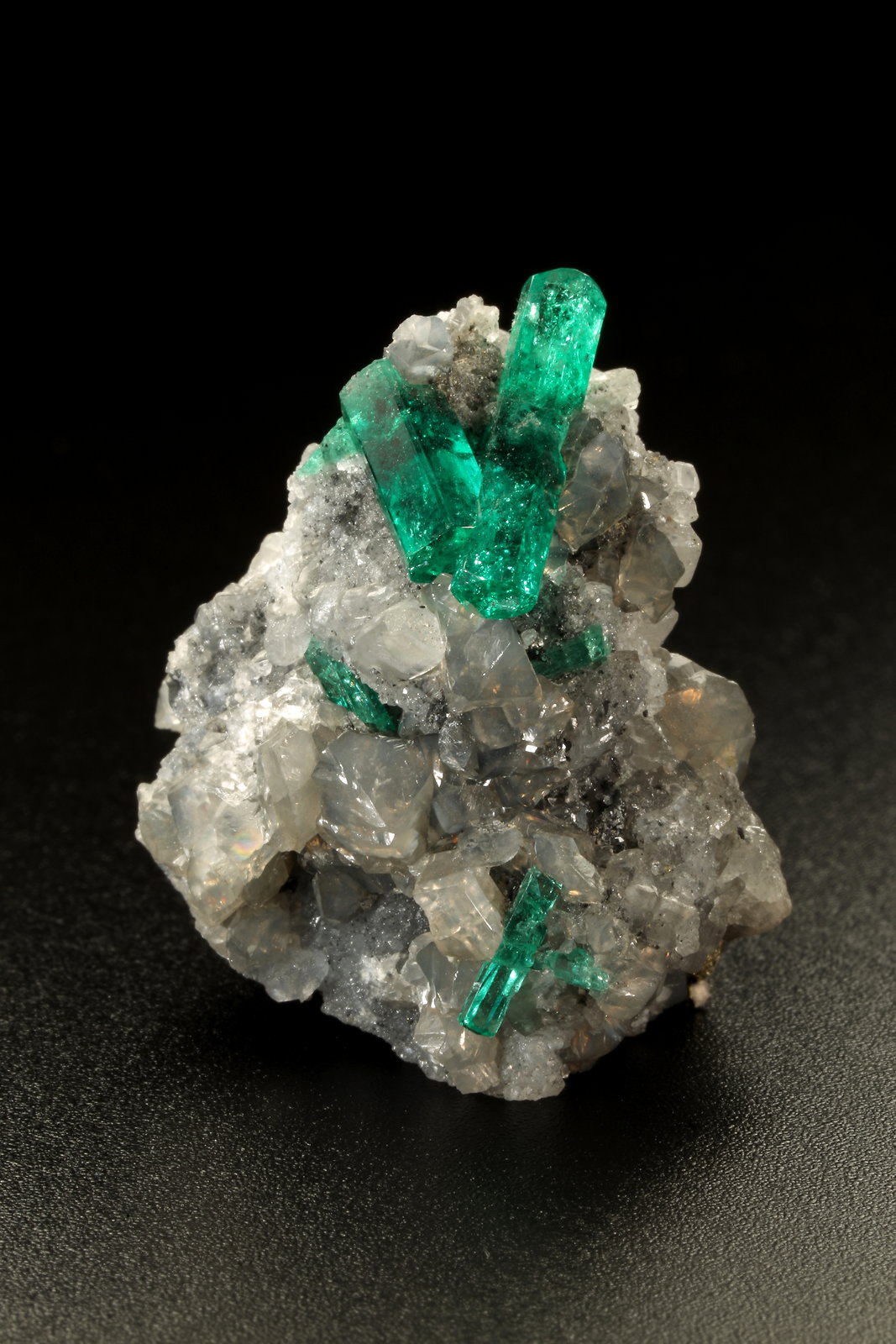 Beryl (variety emerald), Calcite, Dolomite, Pyrite
28x33x28mm, main xls=18mm & 9mm
(Autor: Fiebre Verde)