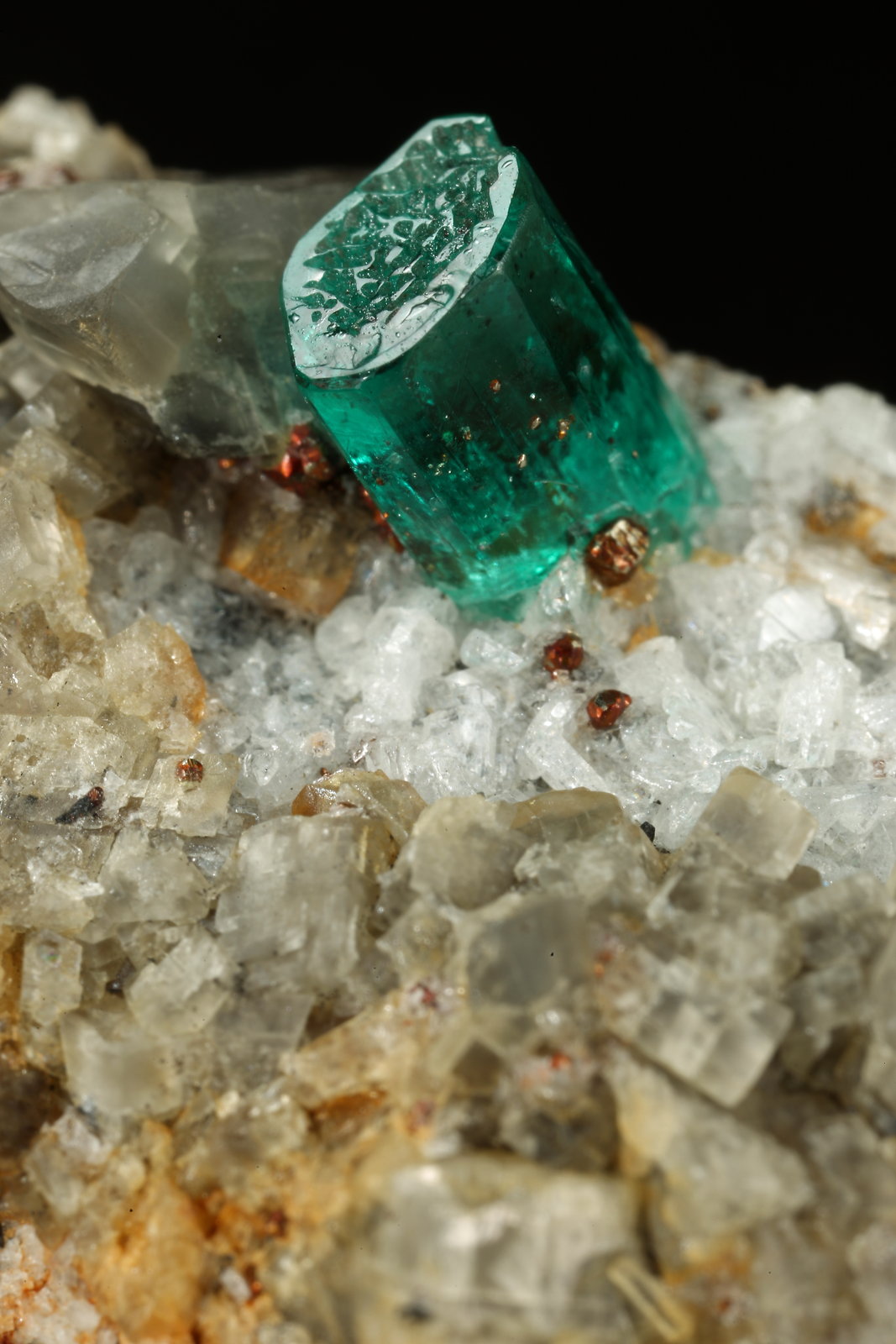 Beryl (variety emerald), Albite (variety cleavelandite), Calcite, Pyrite
51x18x21mm, xl=5mm
(Autor: Fiebre Verde)