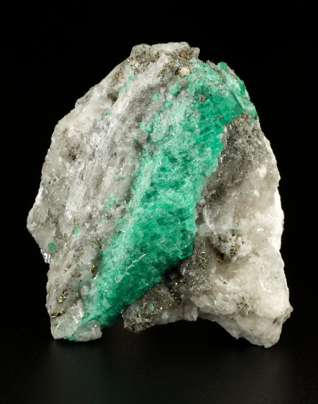 Beryl (variety emerald), Calcite, Pyrite
53x61x36mm
(Autor: Fiebre Verde)