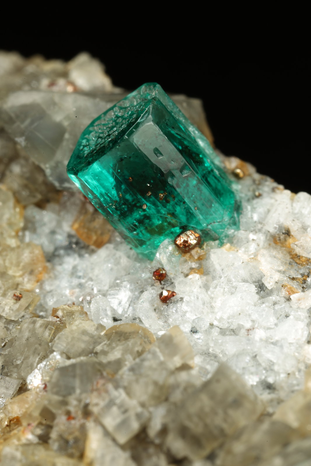 Beryl (variety emerald), Albite (variety cleavelandite), Calcite, Pyrite
51x18x21mm, xl=5mm
(Autor: Fiebre Verde)