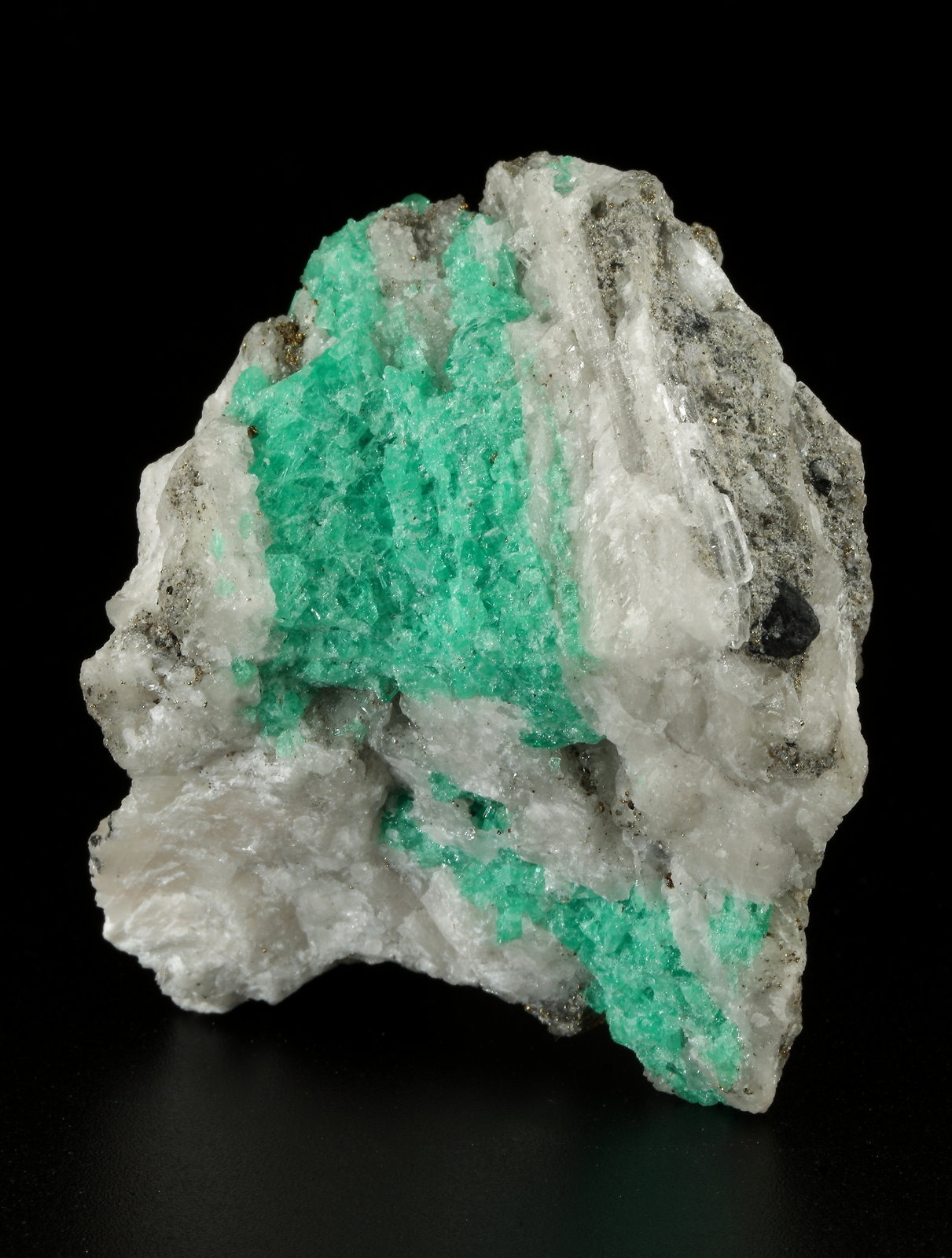 Beryl (variety emerald), Calcite, Pyrite
53x61x36mm
(Autor: Fiebre Verde)