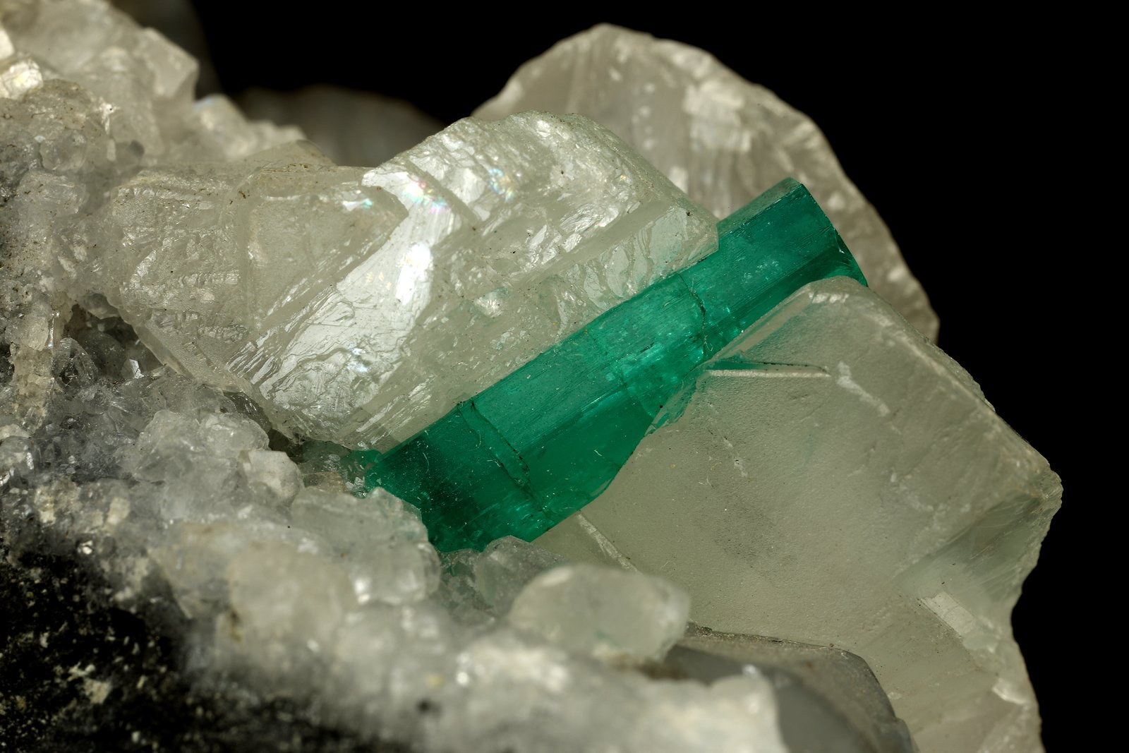 Beryl (variety emerald), Calcite
90x60x65mm, xl=16mm
(Autor: Fiebre Verde)