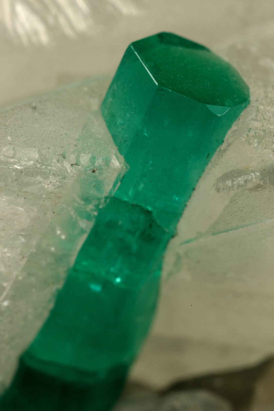 Beryl (variety emerald), Calcite
90x60x65mm, xl=16mm
(Autor: Fiebre Verde)