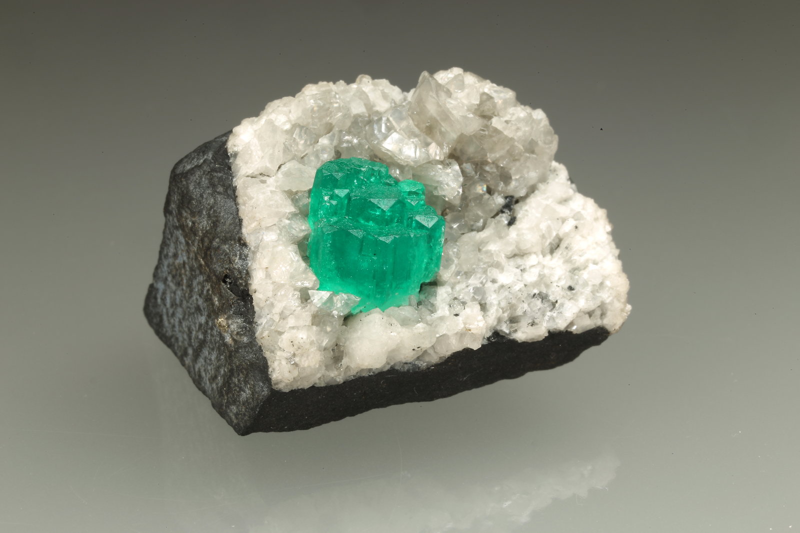 Beryl (variety emerald), Calcite, Dolomite
28x36x19mm, aggregate=6x9mm
(Autor: Fiebre Verde)
