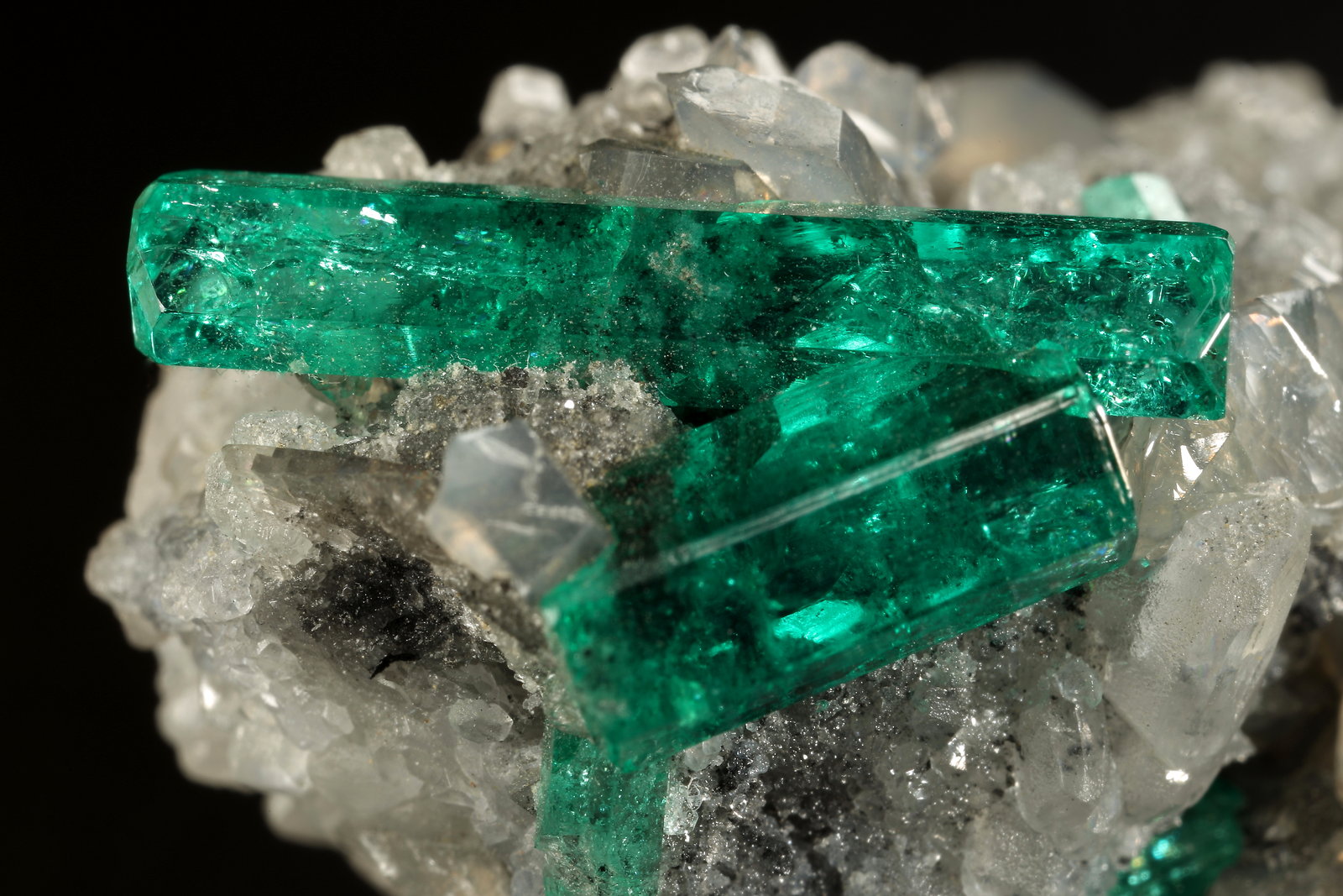 Beryl (variety emerald), Calcite, Dolomite, Pyrite
28x33x28mm, main xls=18mm & 9mm
(Autor: Fiebre Verde)