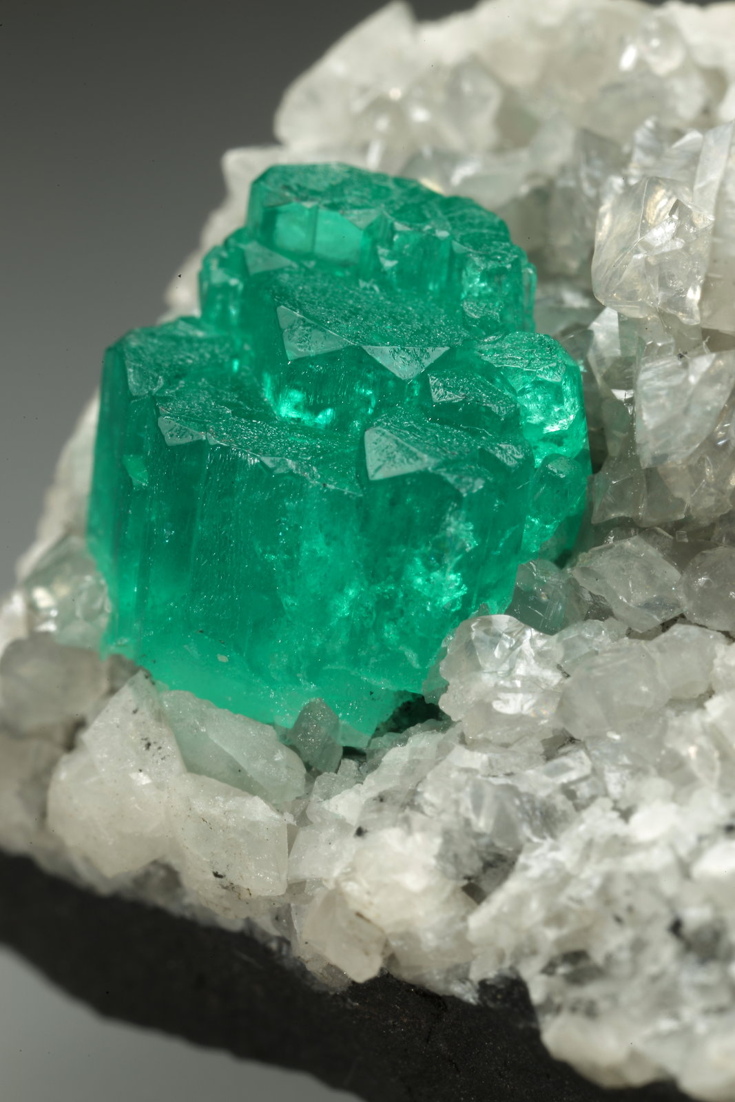 Beryl (variety emerald), Calcite, Dolomite
28x36x19mm, aggregate=6x9mm
(Autor: Fiebre Verde)