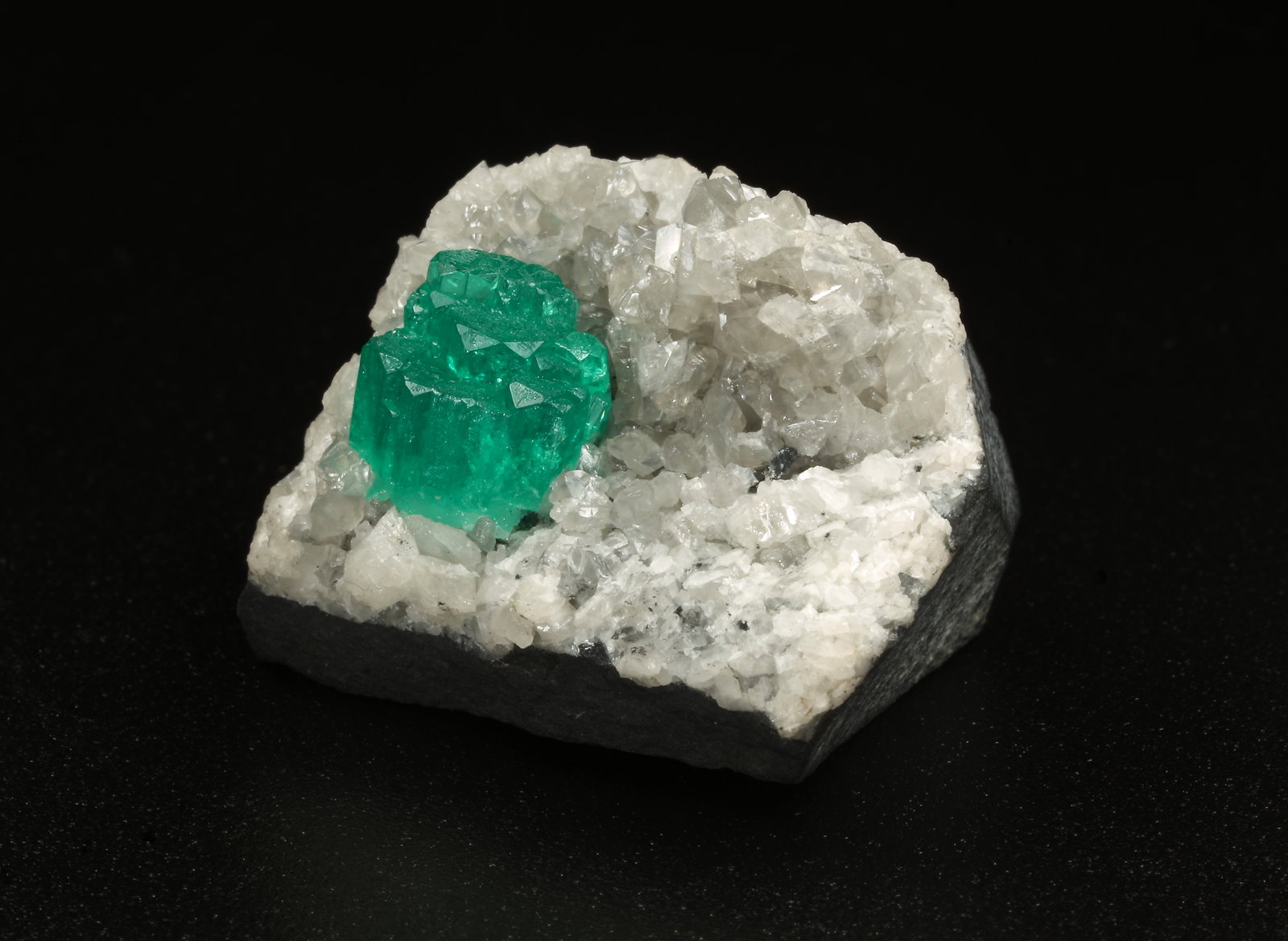 Beryl (variety emerald), Calcite, Dolomite
28x36x19mm, aggregate=6x9mm
(Autor: Fiebre Verde)
