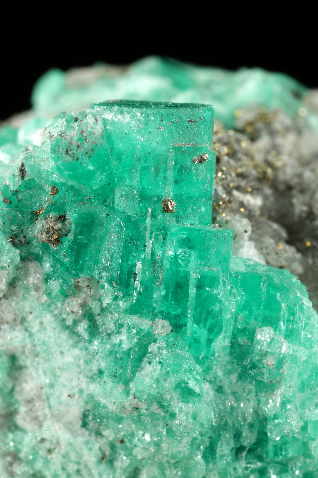 Beryl (variety emerald), Calcite, Pyrite
53x61x36mm
(Autor: Fiebre Verde)