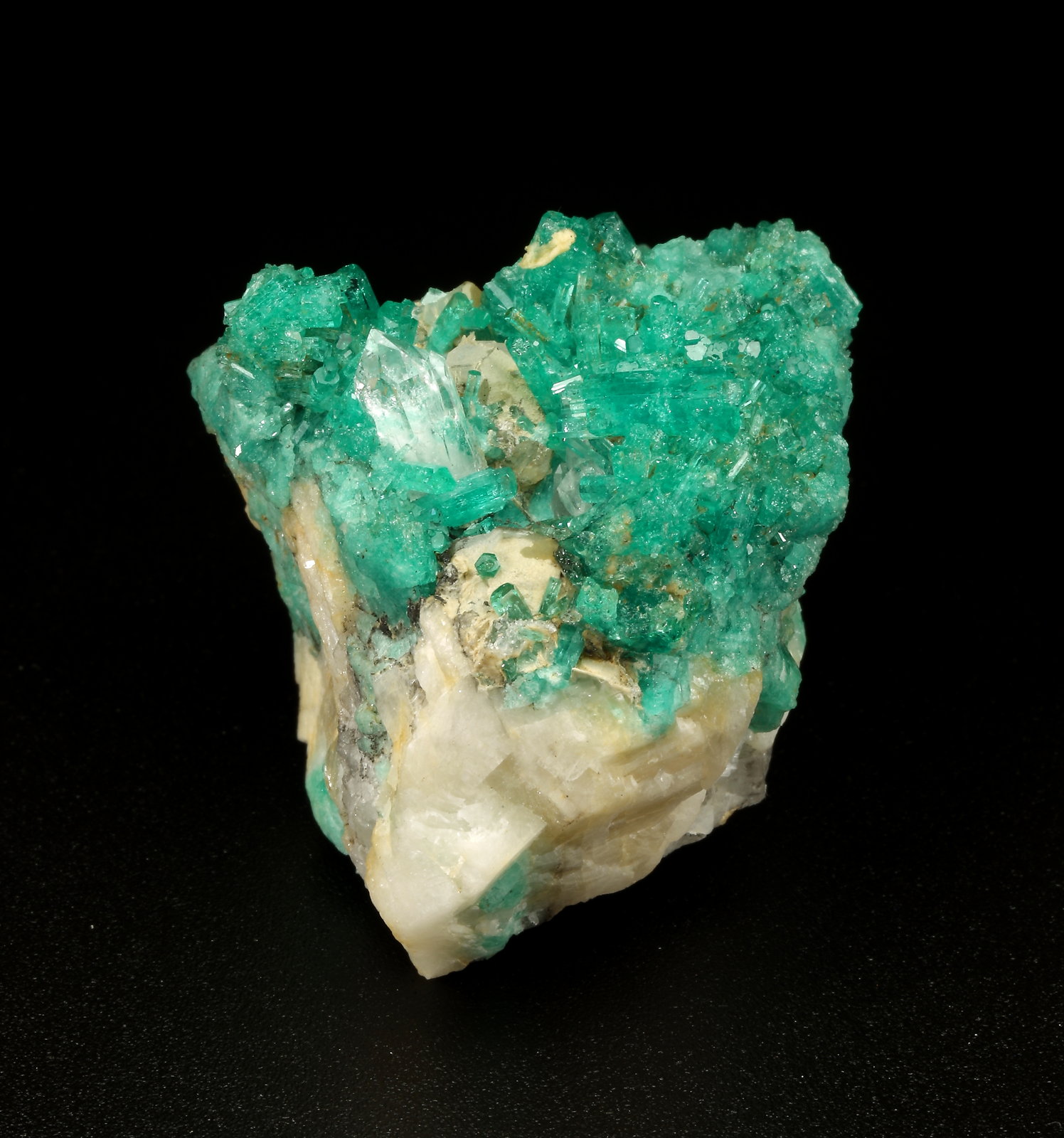 Beryl (variety emerald), Calcite, Quartz
43x30x34mm, aggregate with xls up to 10mm
(Autor: Fiebre Verde)