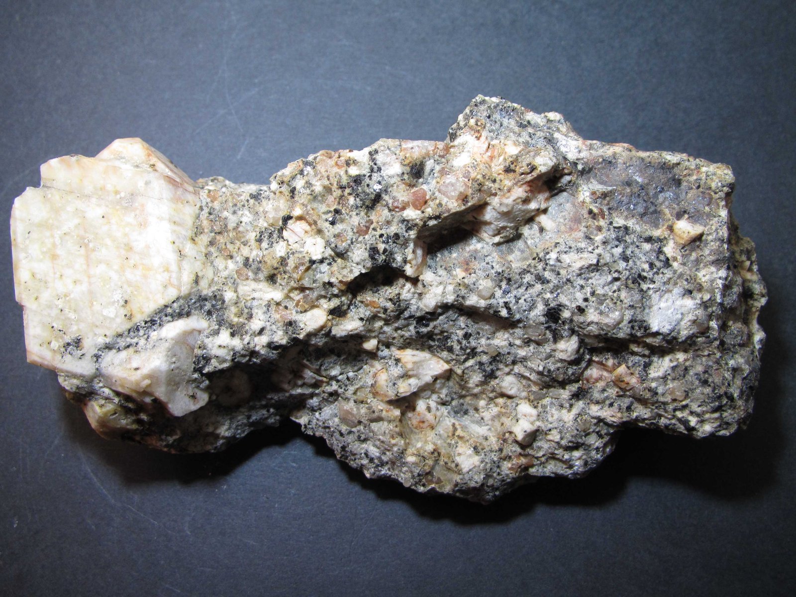 Orthoclase
12 x 6 cm.
(Autor: prcantos)
