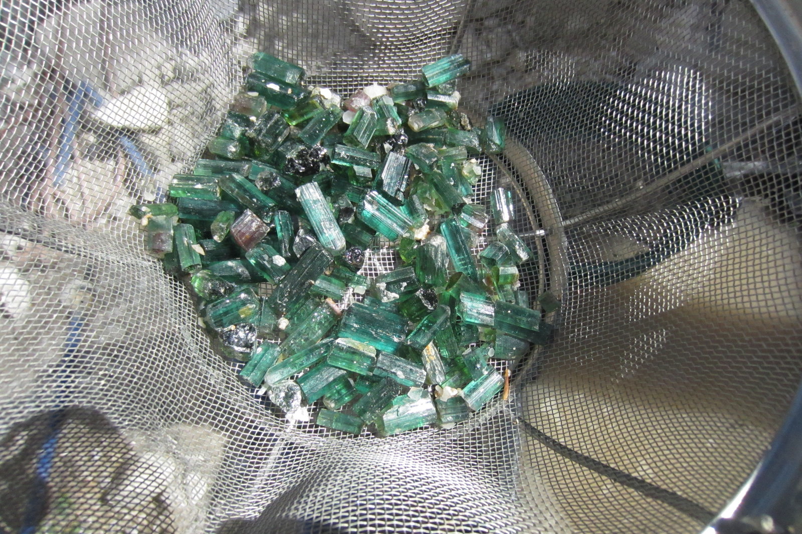 Tourmaline (Group)
the botton of the colander is about 14 cm.
(Autor: vic rzonca)