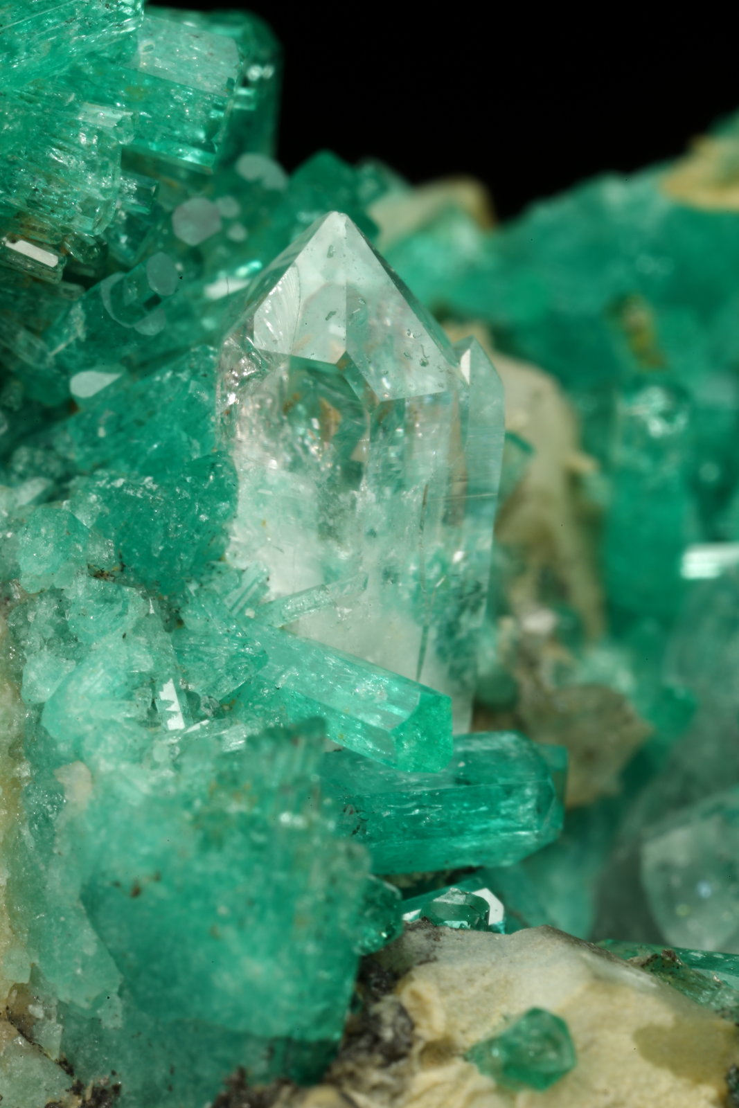 Beryl (variety emerald), Calcite, Quartz
43x30x34mm, aggregate with xls up to 10mm
(Autor: Fiebre Verde)
