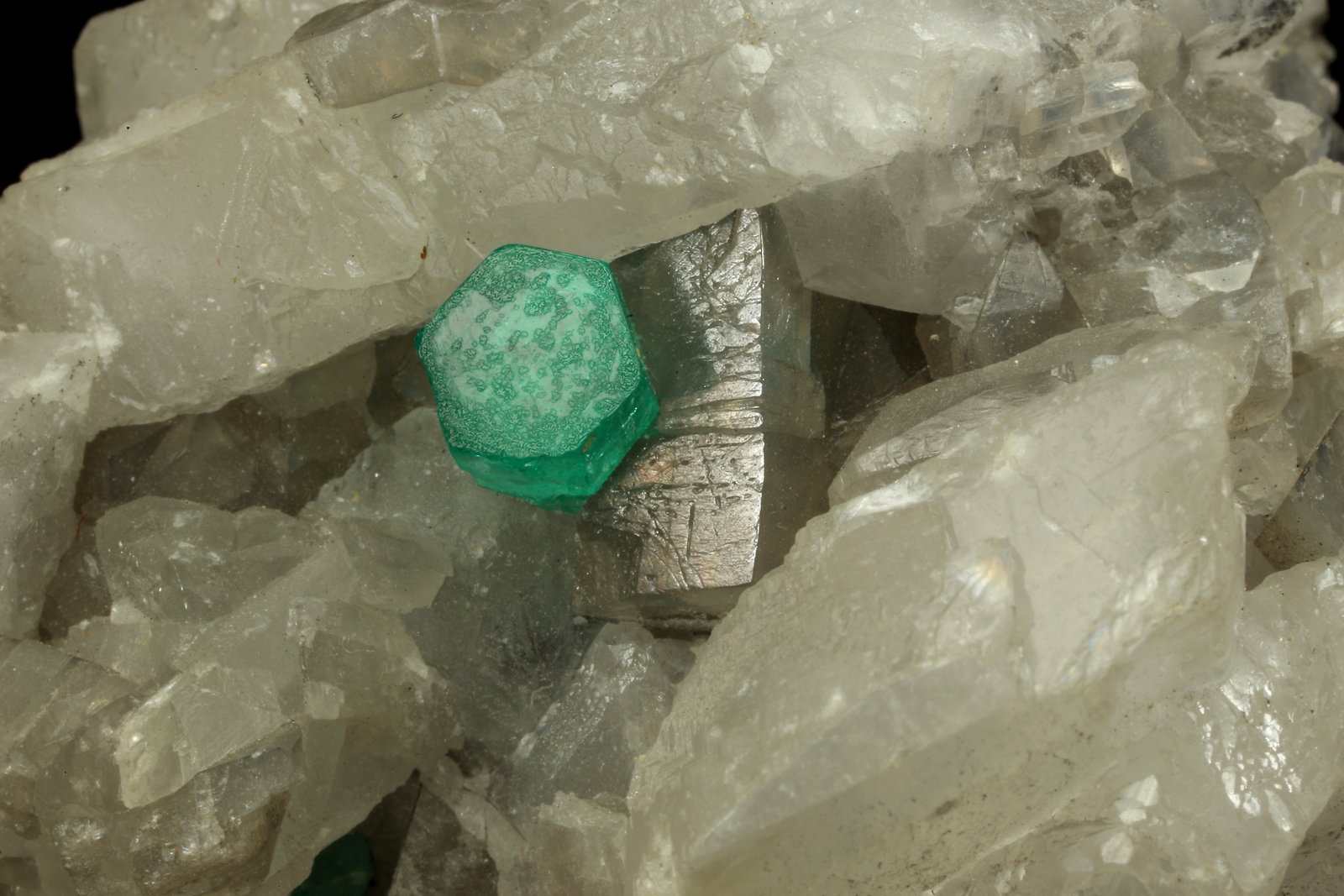 Beryl (variety emerald), Calcite, Dolomite
40x43x40mm, xl=9mm
(Autor: Fiebre Verde)