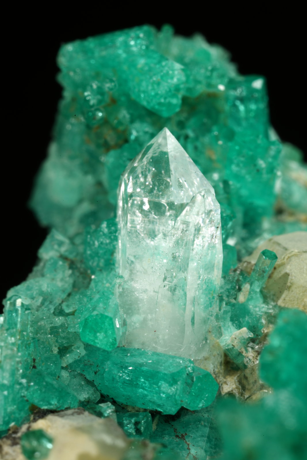 Beryl (variety emerald), Calcite, Quartz
43x30x34mm, aggregate with xls up to 10mm
(Autor: Fiebre Verde)