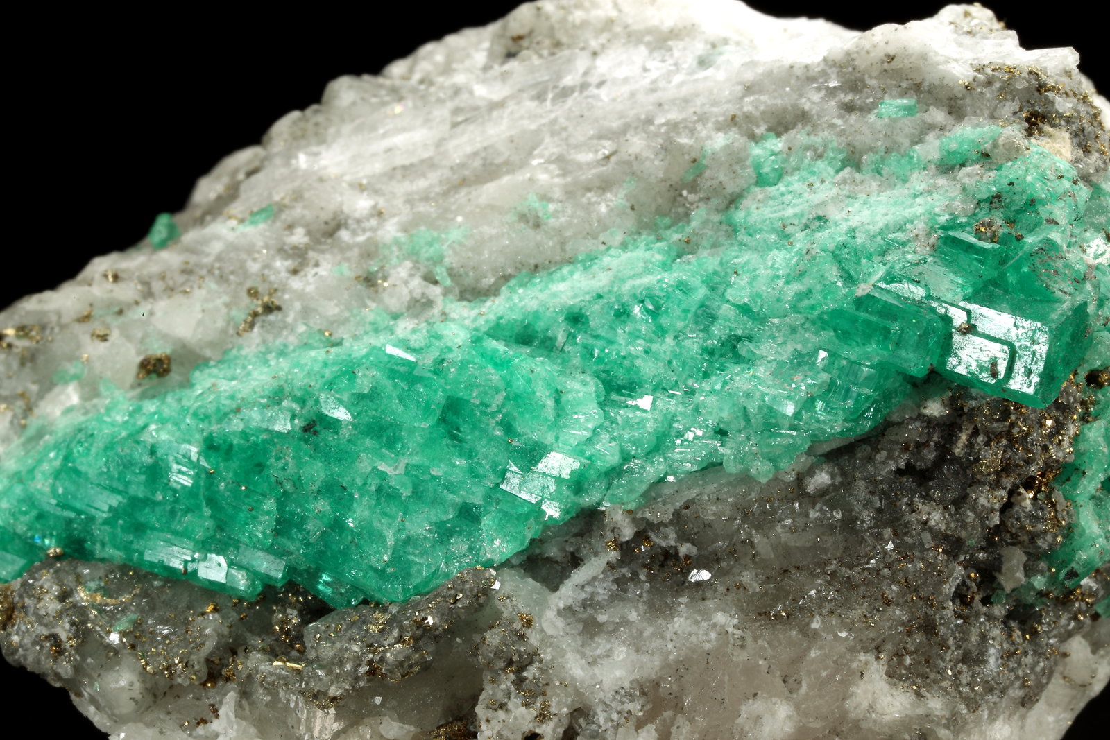 Beryl (variety emerald), Calcite, Pyrite
53x61x36mm
(Autor: Fiebre Verde)