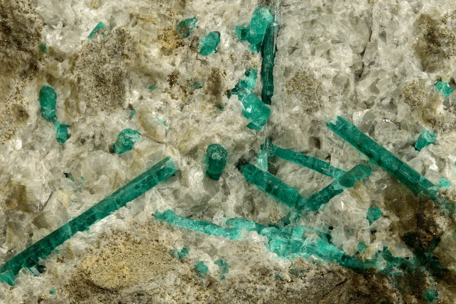 Beryl (variety emerald), Calcite, Pyrite
140x110x43mm
(Autor: Fiebre Verde)
