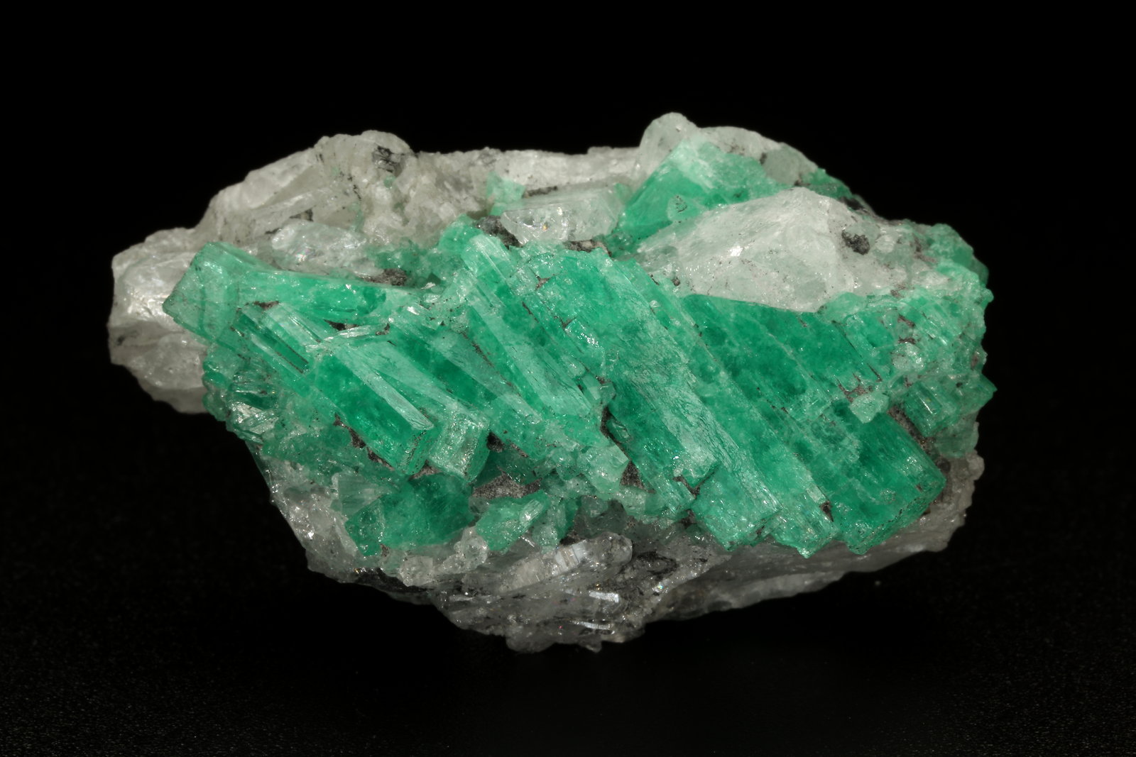 Beryl (variety emerald), Calcite, Pyrite, Quartz
H:44mm x W:25mm
(Autor: Fiebre Verde)