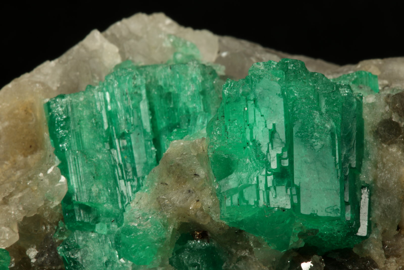 Beryl (variety emerald), Calcite
60x47x49mm, central xl=16mm
(Autor: Fiebre Verde)