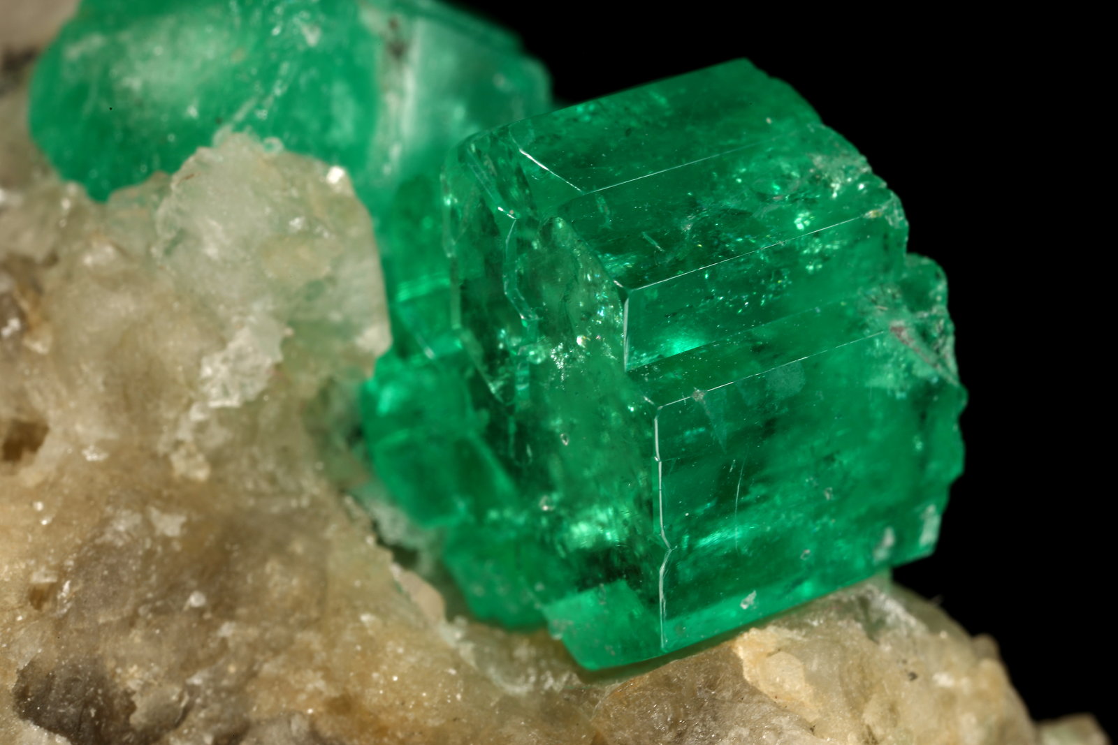 Beryl (variety emerald), Calcite
60x47x49mm, central xl=16mm
(Autor: Fiebre Verde)
