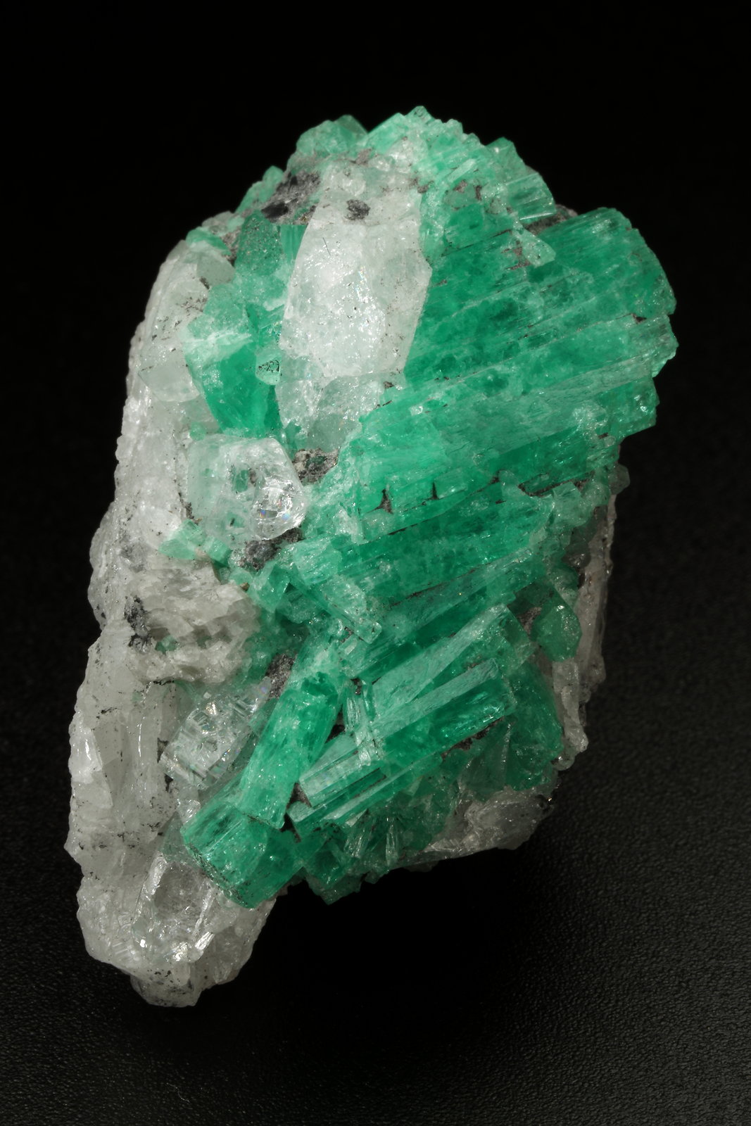 Beryl (variety emerald), Calcite, Pyrite, Quartz
H:44mm x W:25mm
(Autor: Fiebre Verde)