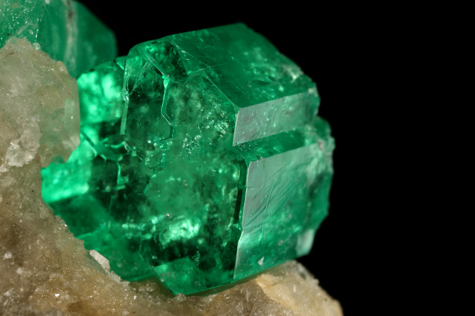Beryl (variety emerald), Calcite
60x47x49mm, central xl=16mm
(Autor: Fiebre Verde)