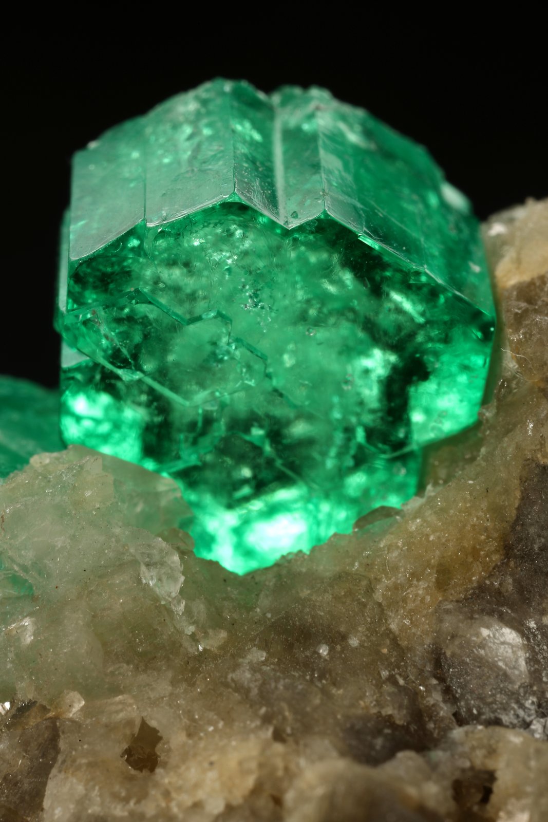 Beryl (variety emerald), Calcite
60x47x49mm, central xl=16mm
(Autor: Fiebre Verde)