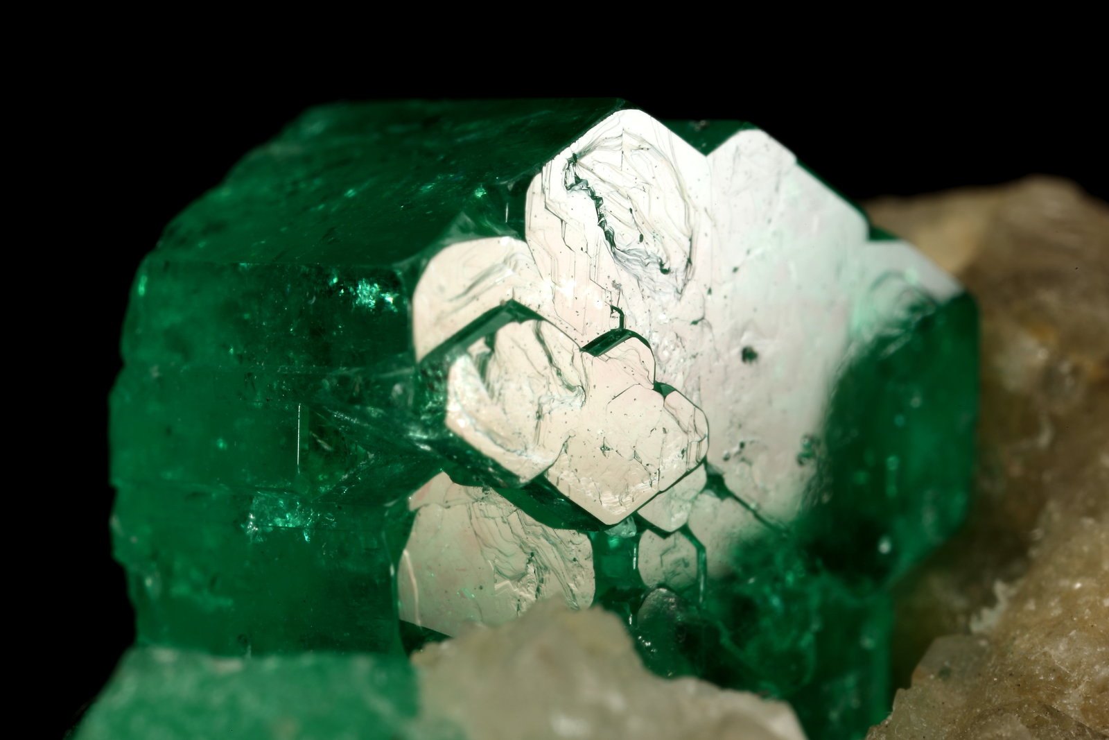 Beryl (variety emerald), Calcite
60x47x49mm, central xl=16mm
(Autor: Fiebre Verde)