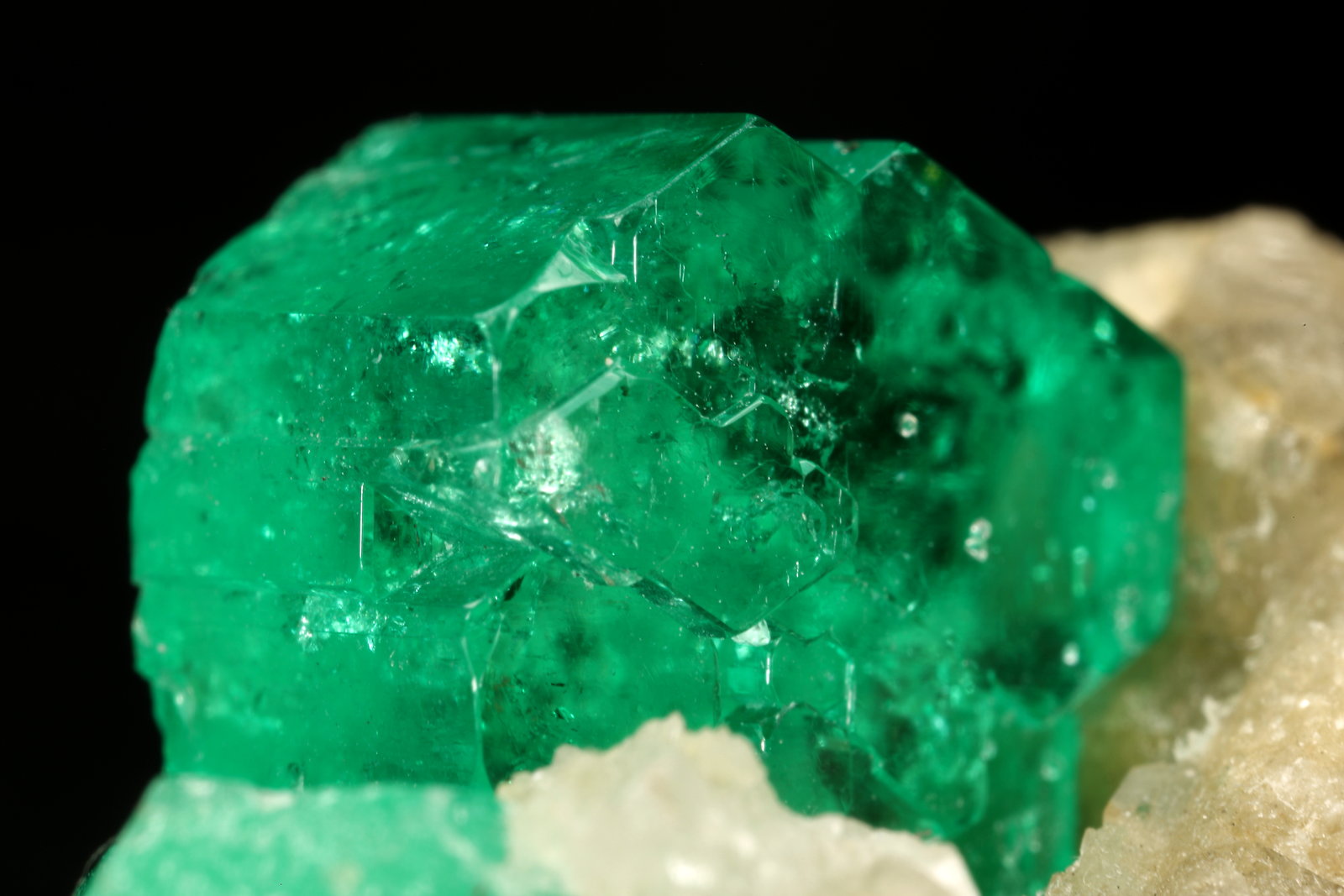 Beryl (variety emerald), Calcite
60x47x49mm, central xl=16mm
(Autor: Fiebre Verde)