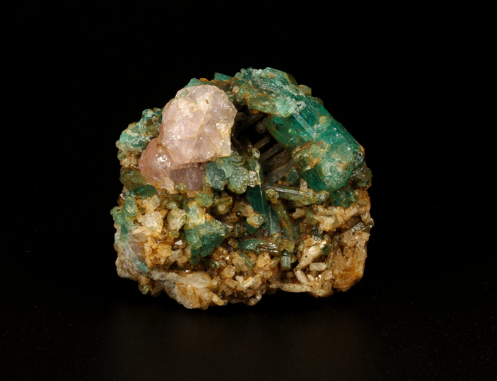 Beryl (variety emerald), Albite (variety cleavelandite), Calcite, Apatite
37x18x33mm
(Autor: Fiebre Verde)