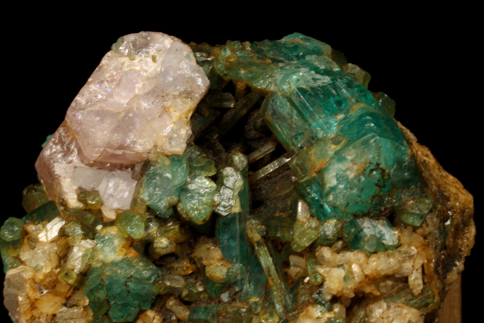 Beryl (variety emerald), Albite (variety cleavelandite), Calcite, Apatite
37x18x33mm
(Autor: Fiebre Verde)