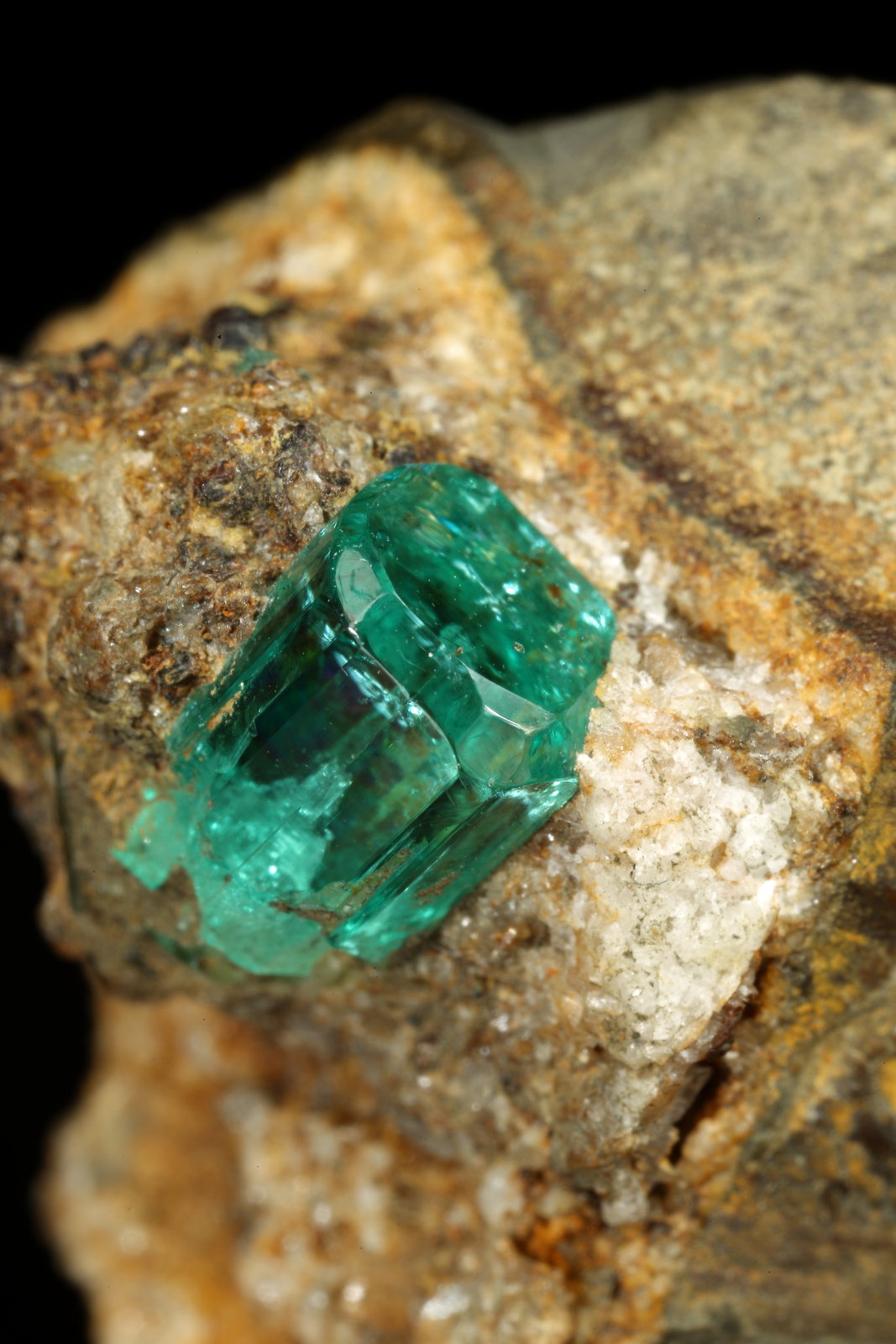 Beryl (variety emerald), Albite (variety cleavelandite)
19x25x17mm, xl=7mm
(Autor: Fiebre Verde)