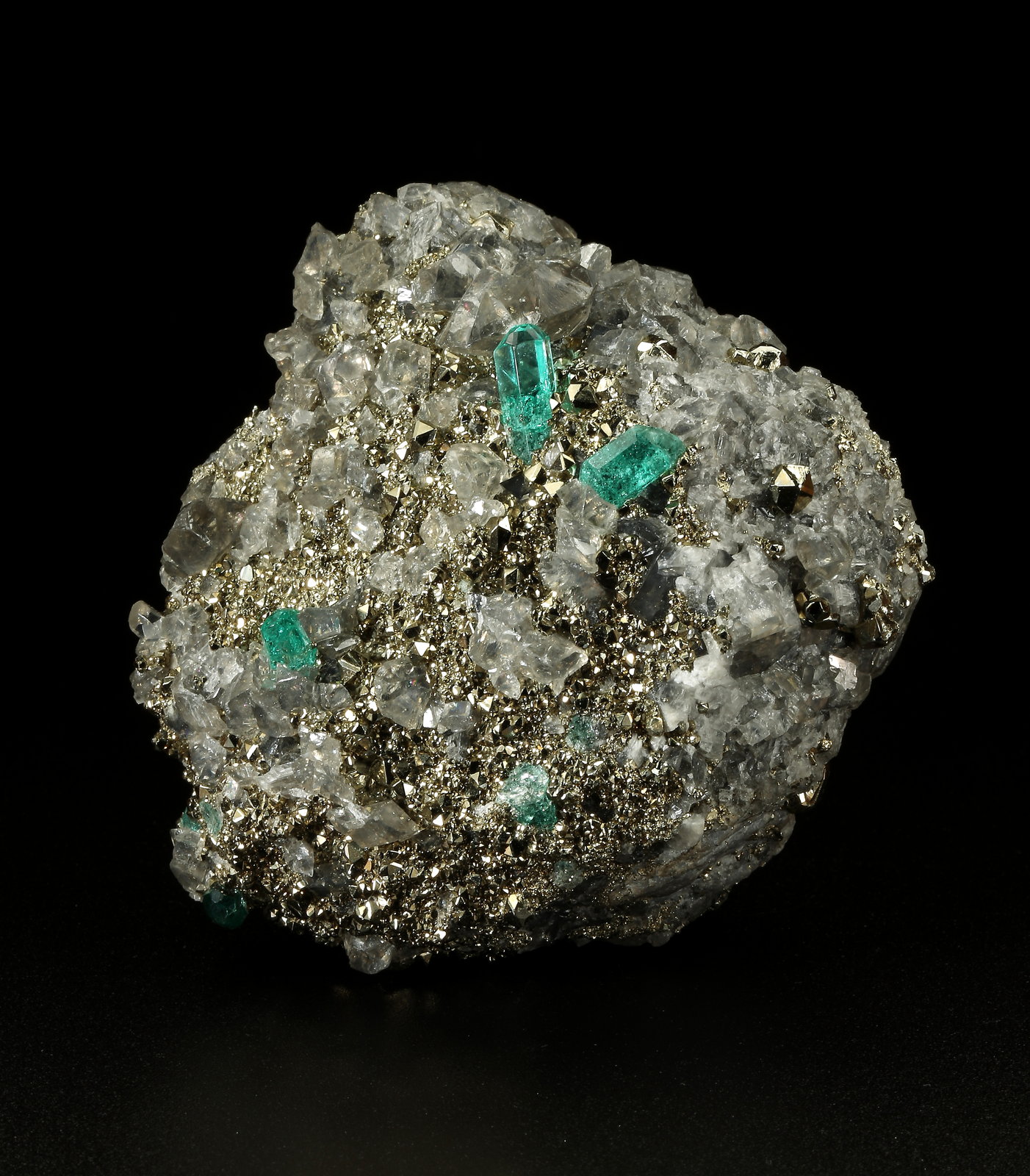 Beryl (variety emerald), Dolomite, Pyrite
68x66x35mm, xls up to 10mm
(Autor: Fiebre Verde)