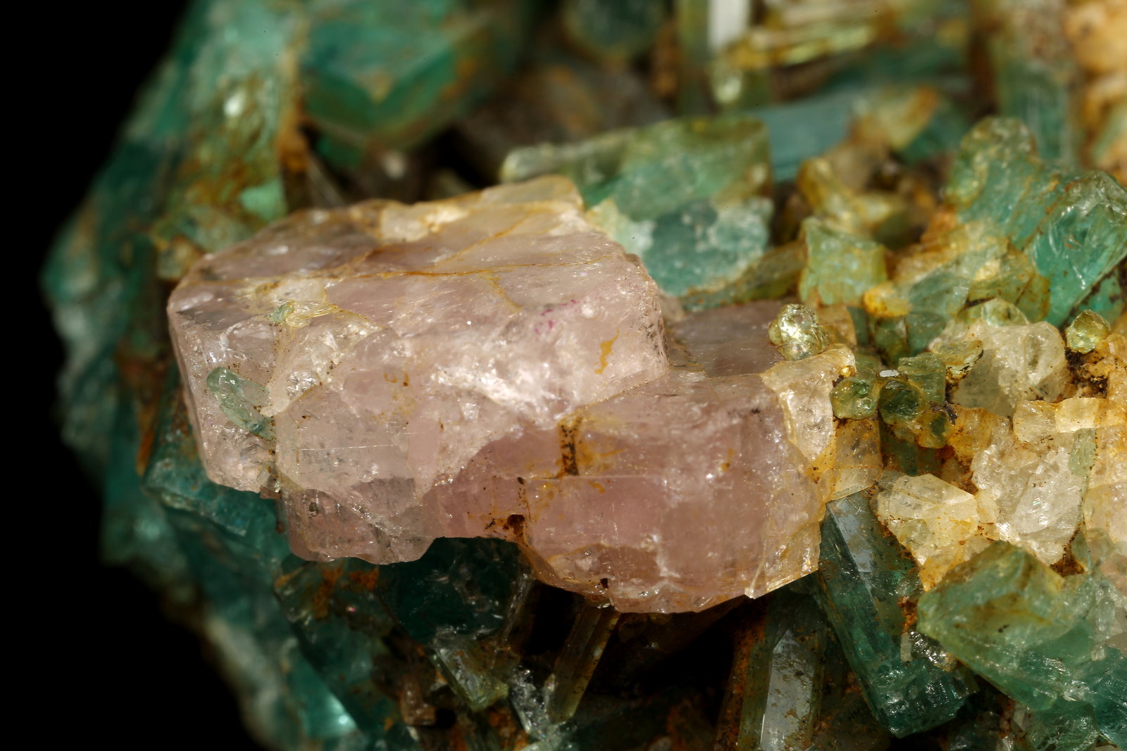 Beryl (variety emerald), Albite (variety cleavelandite), Calcite, Apatite
37x18x33mm
(Autor: Fiebre Verde)