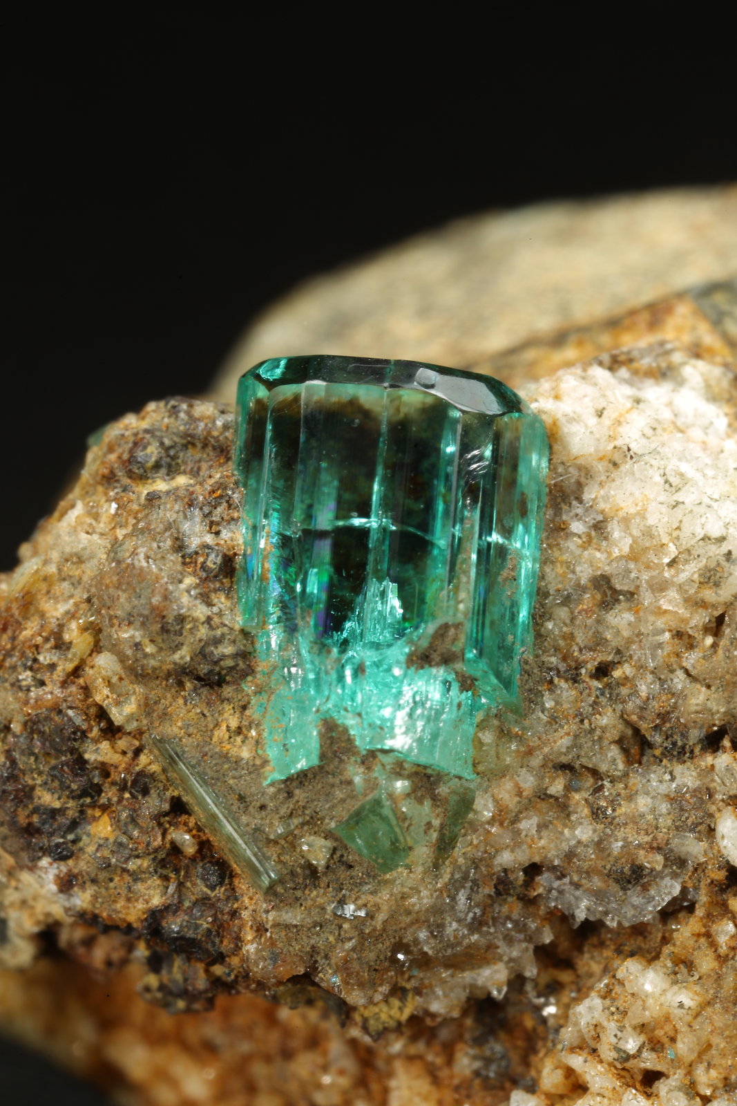 Beryl (variety emerald), Albite (variety cleavelandite)
19x25x17mm, xl=7mm
(Autor: Fiebre Verde)