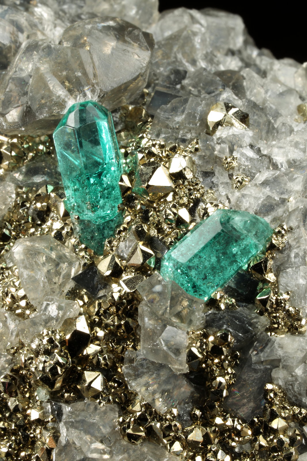Beryl (variety emerald), Dolomite, Pyrite
68x66x35mm, xls up to 10mm
(Autor: Fiebre Verde)