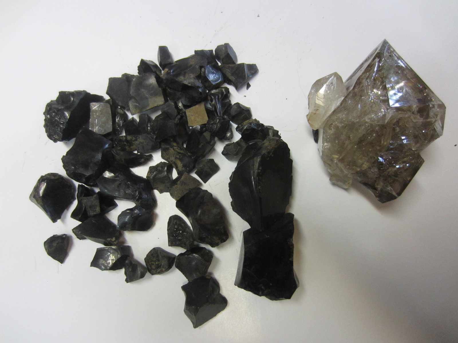 Quartz and anthraxolite
Quartz is 10cm.
(Autor: vic rzonca)