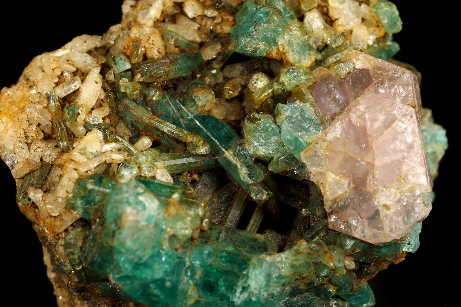 Beryl (variety emerald), Albite (variety cleavelandite), Calcite, Apatite
37x18x33mm
(Autor: Fiebre Verde)