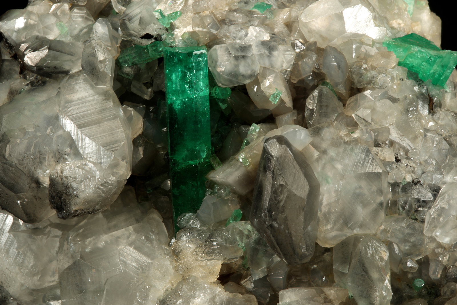 Beryl (variety emerald), Calcite
110x85x85mm, xl=30mm
(Autor: Fiebre Verde)