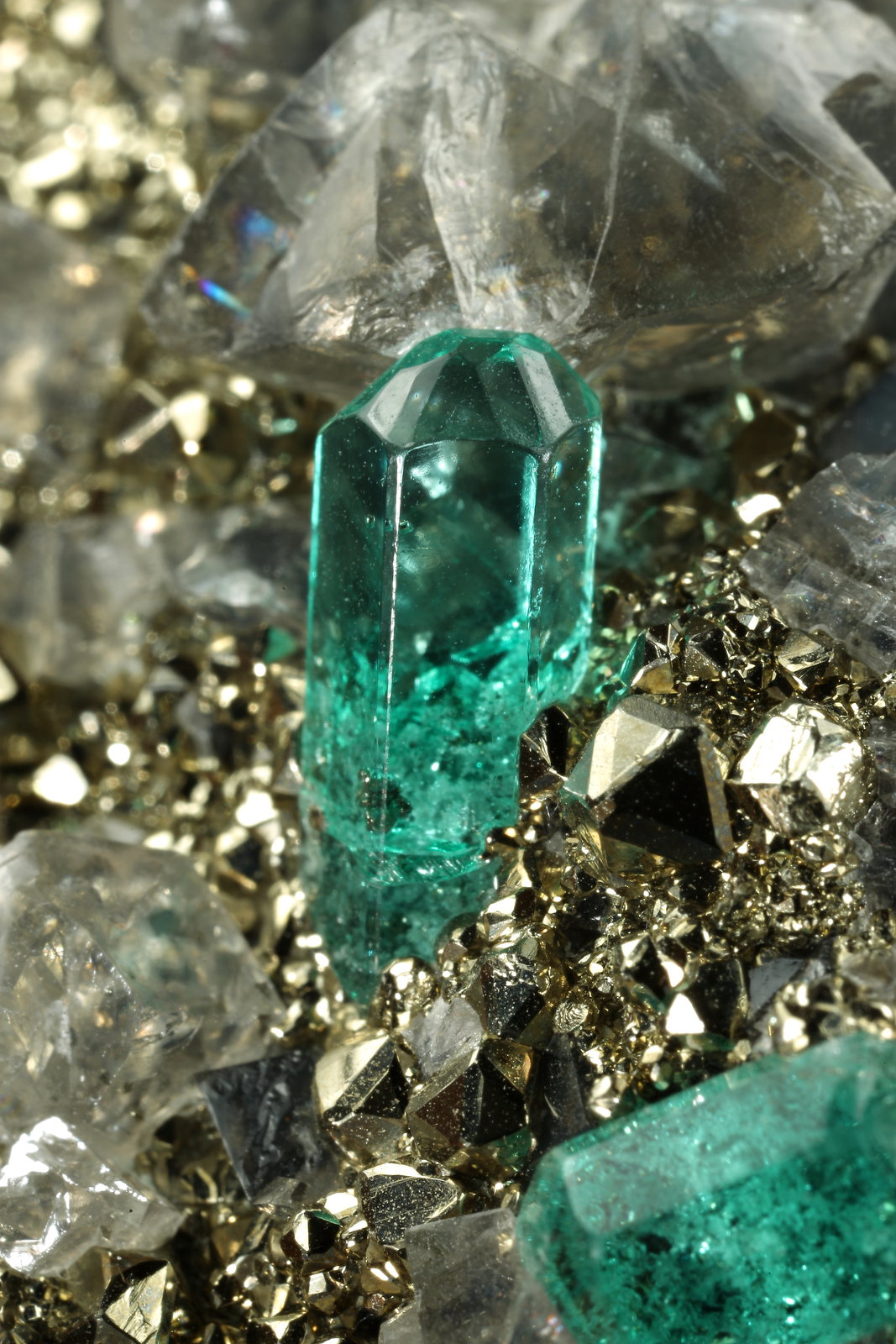 Beryl (variety emerald), Dolomite, Pyrite
68x66x35mm, xls up to 10mm
(Autor: Fiebre Verde)