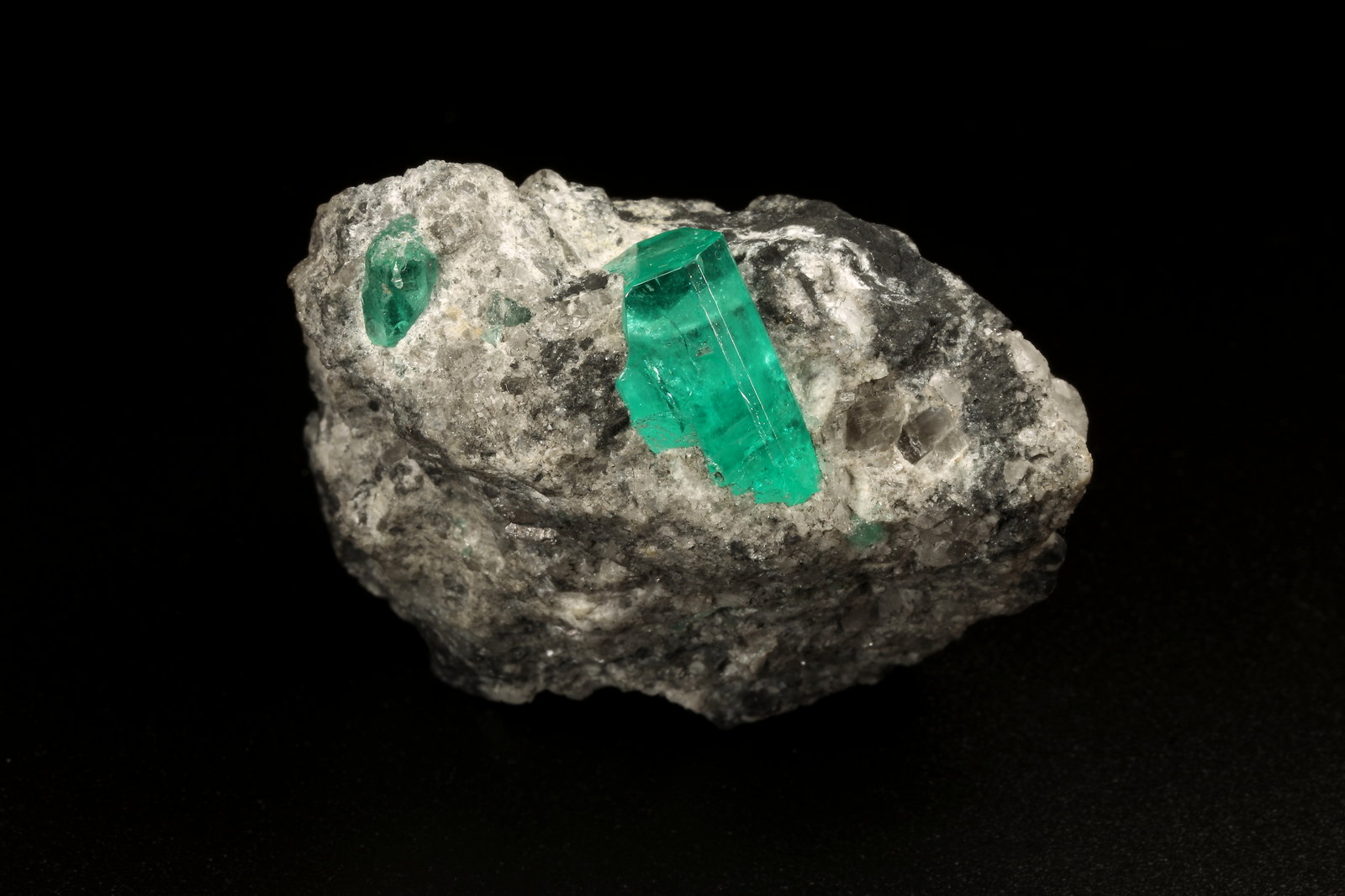 Beryl (variety emerald), Calcite
44x41x23mm, xl=15x9x7mm
(Autor: Fiebre Verde)