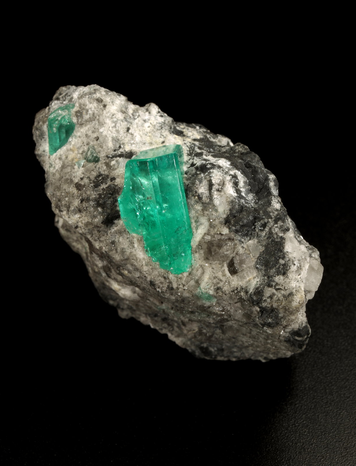 Beryl (variety emerald), Calcite
44x41x23mm, xl=15x9x7mm
(Autor: Fiebre Verde)