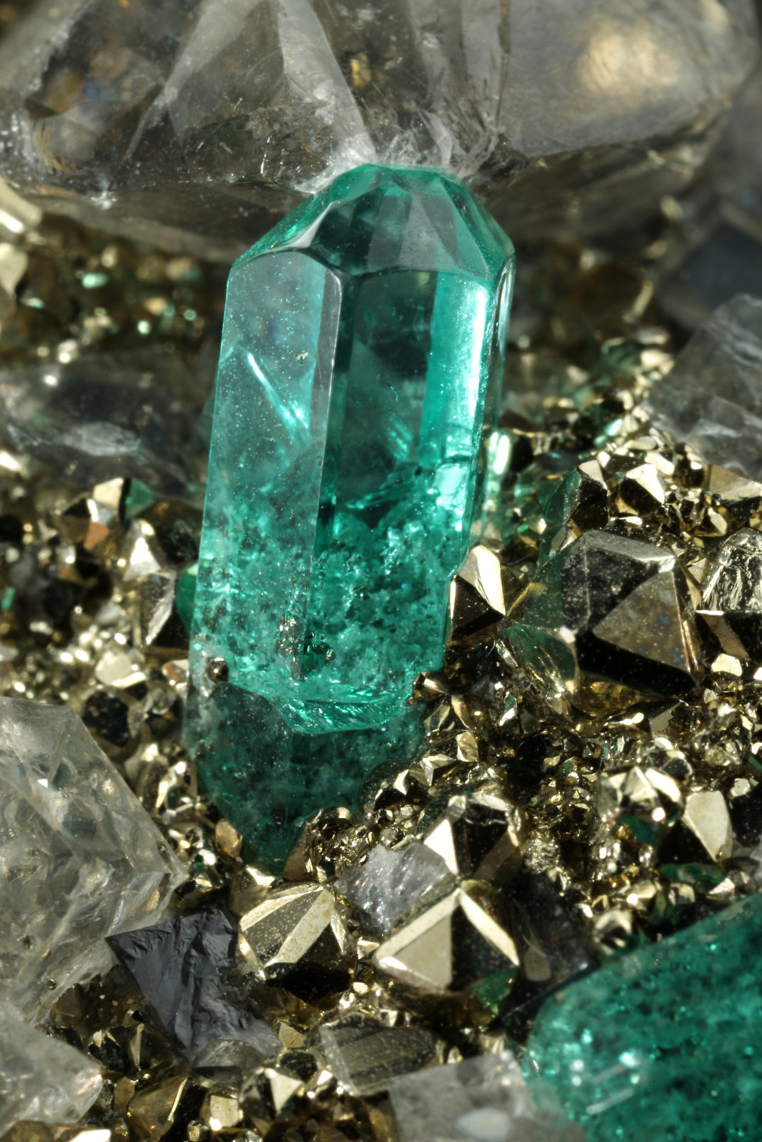 Beryl (variety emerald), Dolomite, Pyrite
68x66x35mm, xls up to 10mm
(Autor: Fiebre Verde)
